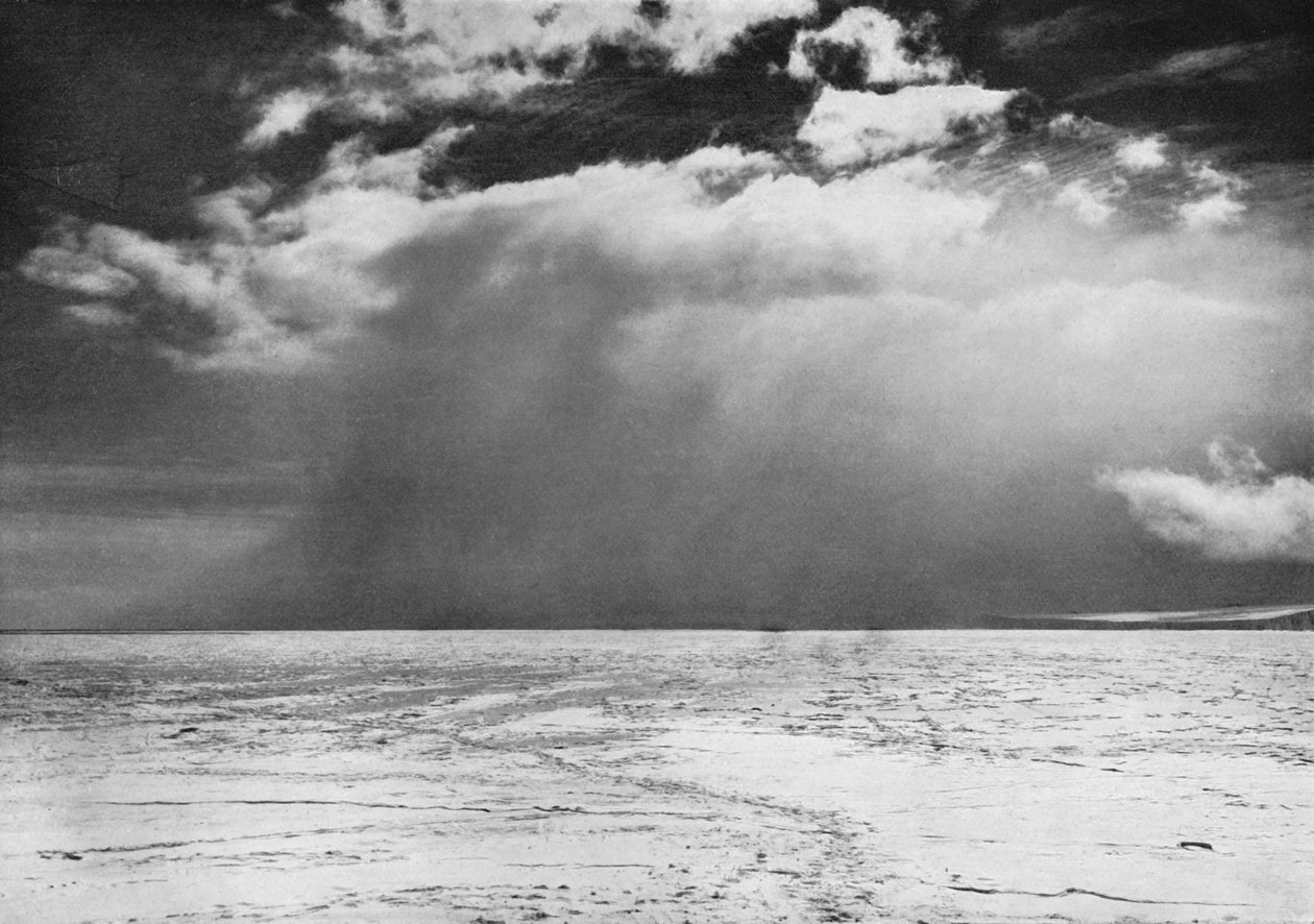 En snestorm nærmer sig over havisen, c19101913, 1913. af Herbert Ponting