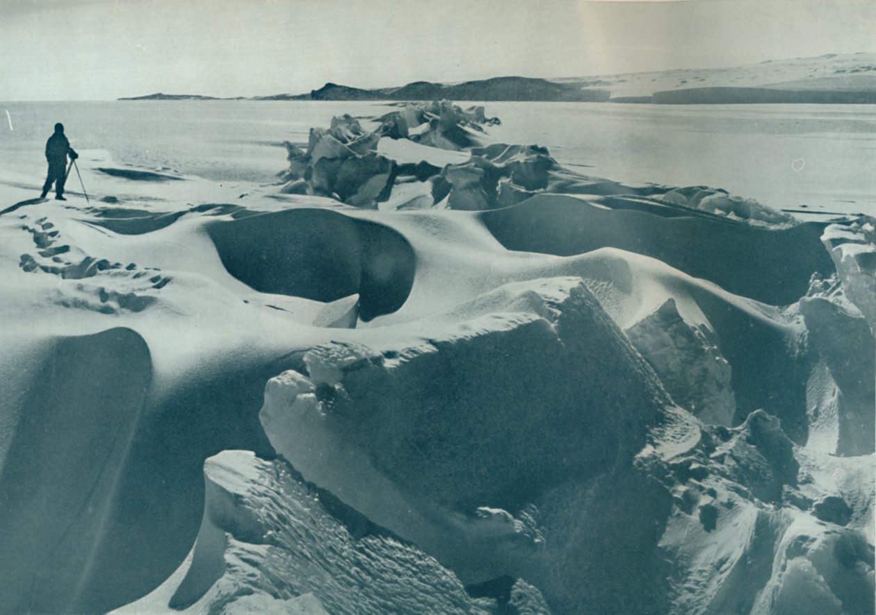 En trykryg i havisen, der løber mod Cape Barne, 1911, 1913 af Herbert Ponting