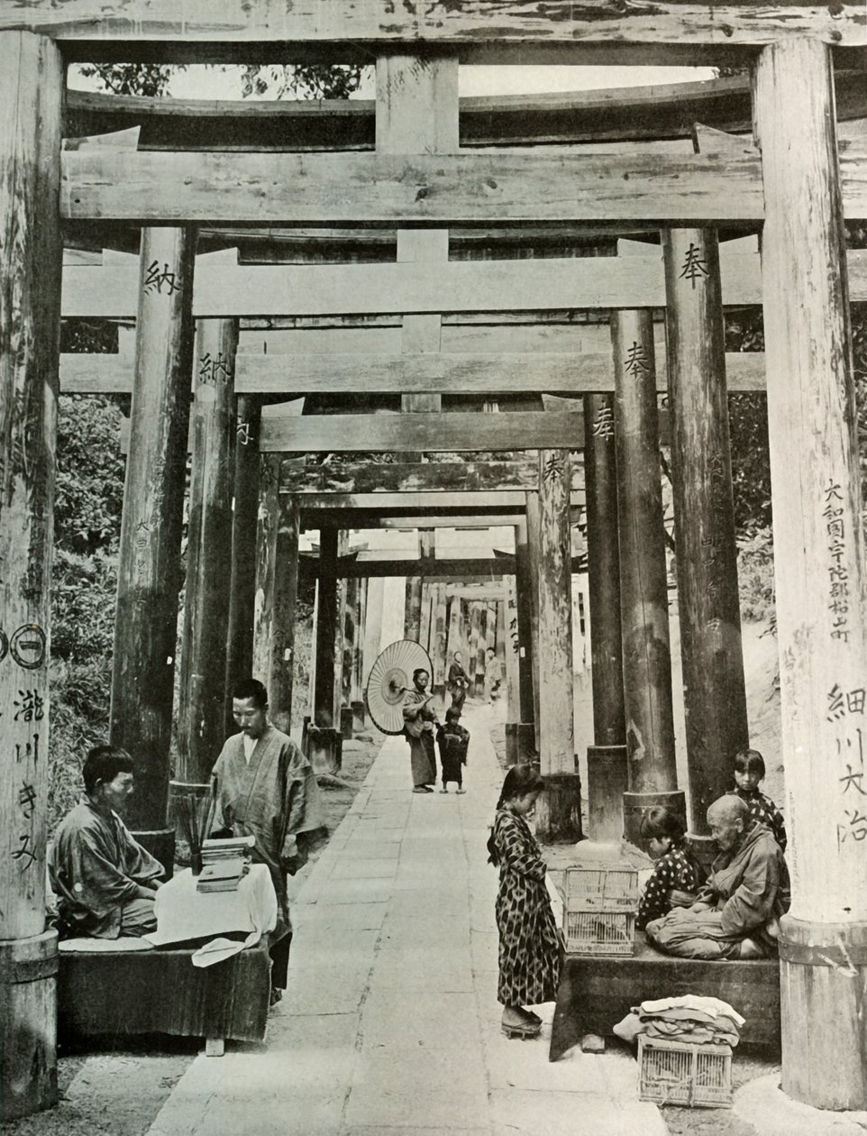 En Avenue of Torii ved Inari, 1910. af Herbert Ponting