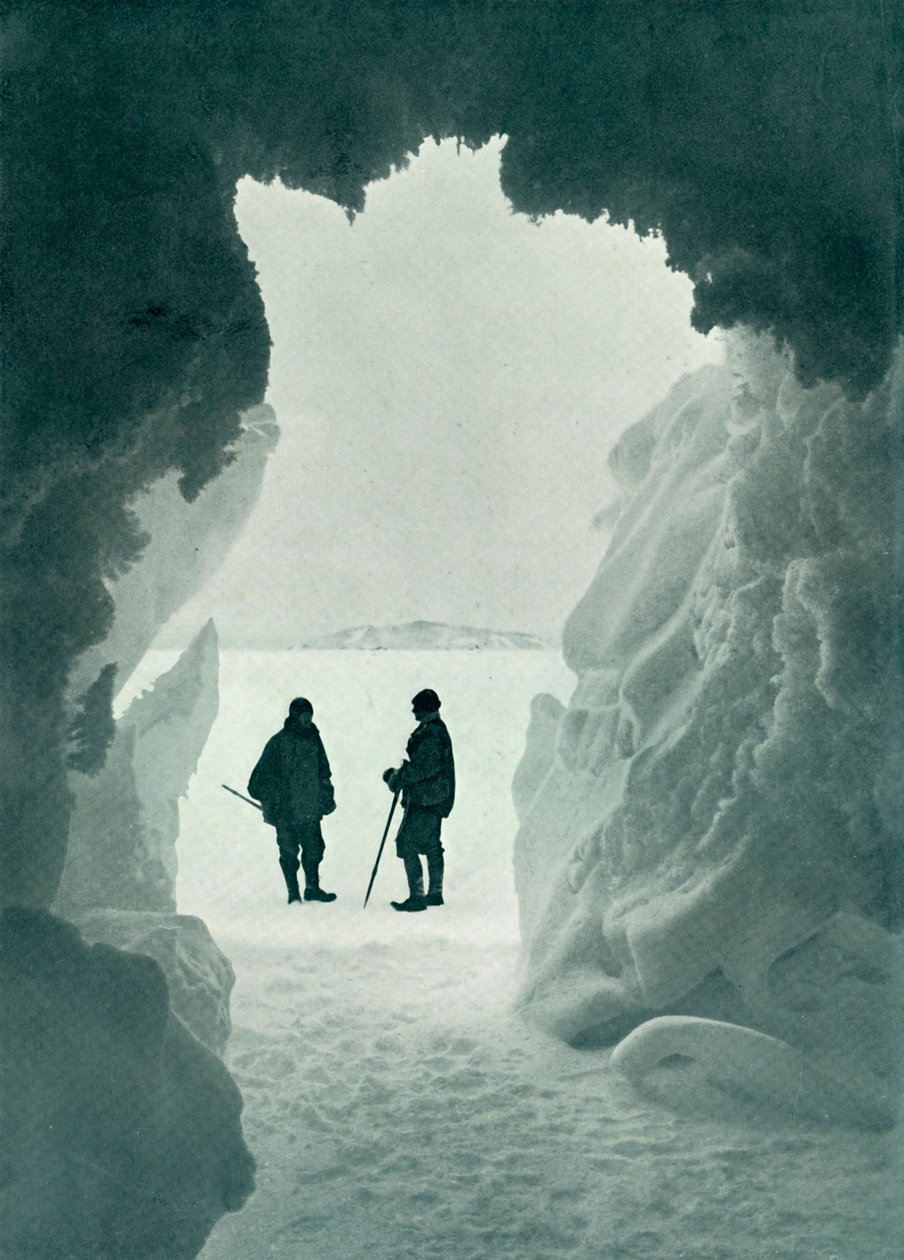En isgrotte - Tent Island in Distance Kaptajn Scott og Wright, c1911, 1913 af Herbert Ponting