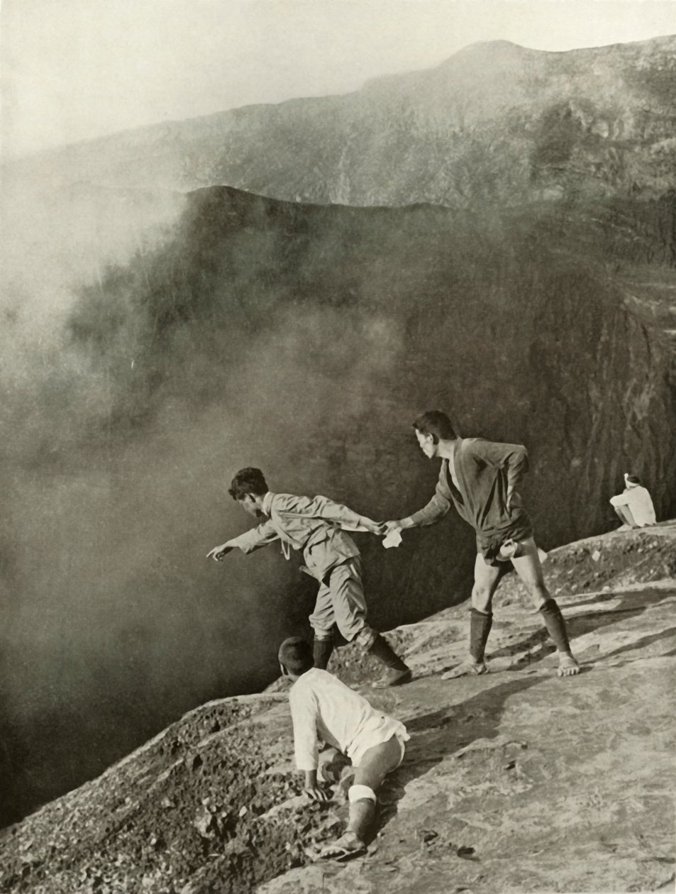 Ved Craters Brink, Aso-San, 1910. af Herbert Ponting