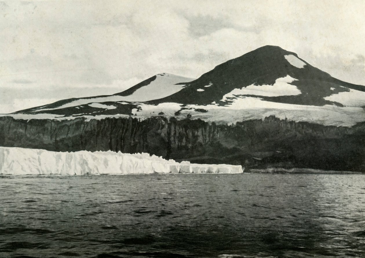 Cape Crozier: The End of the Great Ice Barrier, c19101913, 1913 af Herbert Ponting