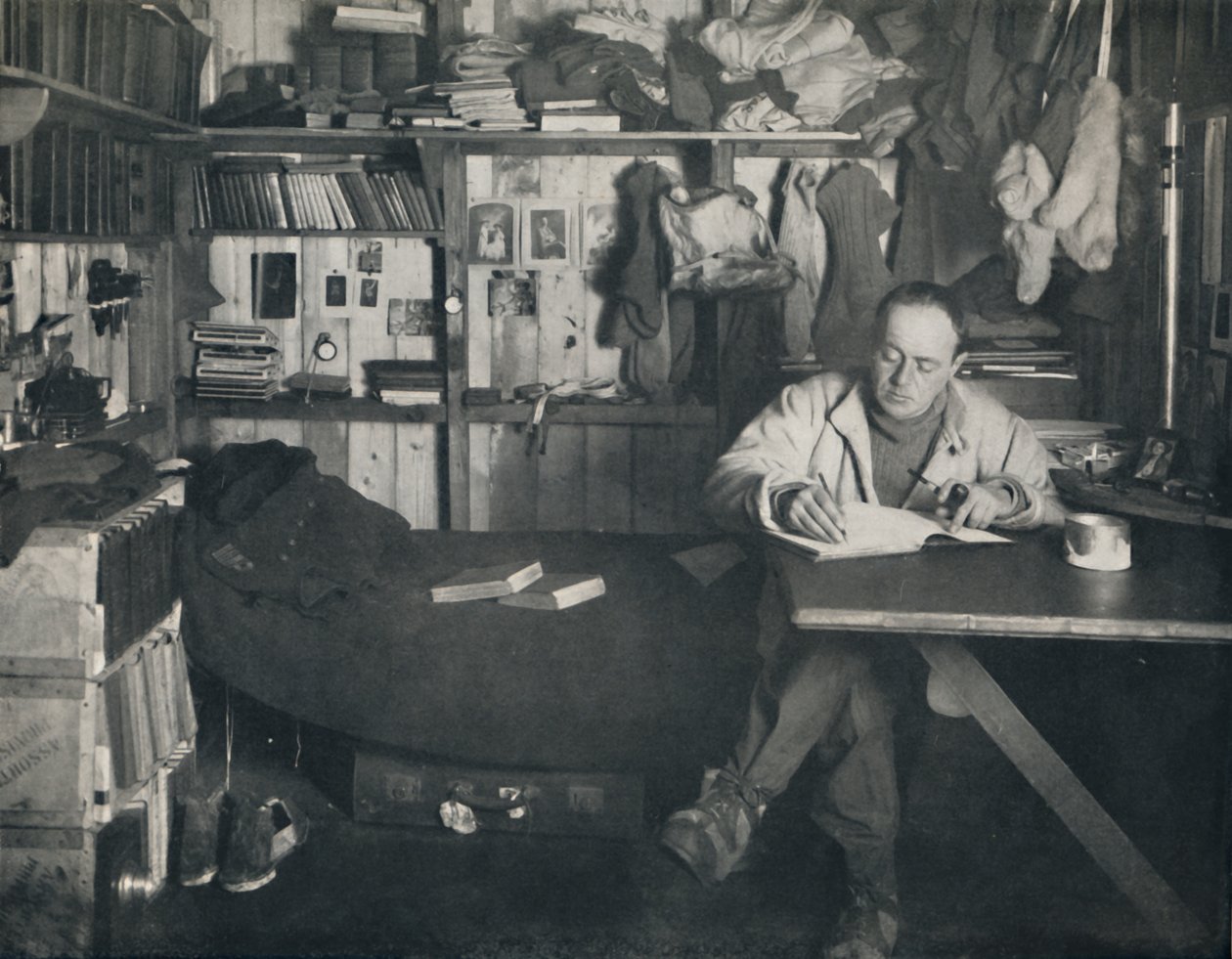 Kaptajn Scott skriver sin dagbog i hytten ved Cape Evans, c1911, 1914. af Herbert Ponting