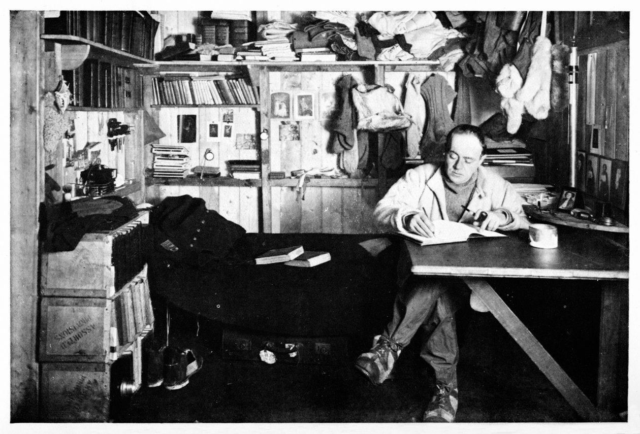 Kaptajn Scott skriver sin dagbog, c1911, 1928. af Herbert Ponting