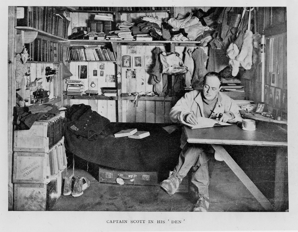 Kaptajn Scott i sin hule i Winter Quarters, 1911 af Herbert Ponting
