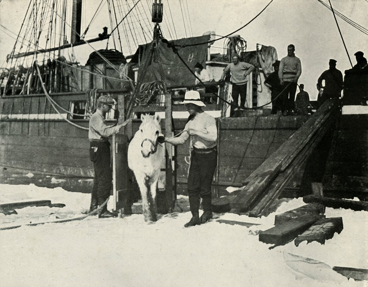 Afskibning af ponyerne, c19101913, 1913 af Herbert Ponting