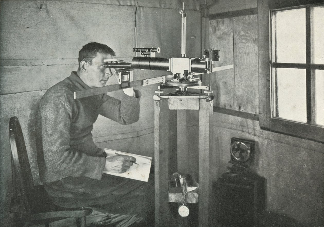 Dr. Simpson ved Unifilar Magnetometer, 1911, 1913 af Herbert Ponting