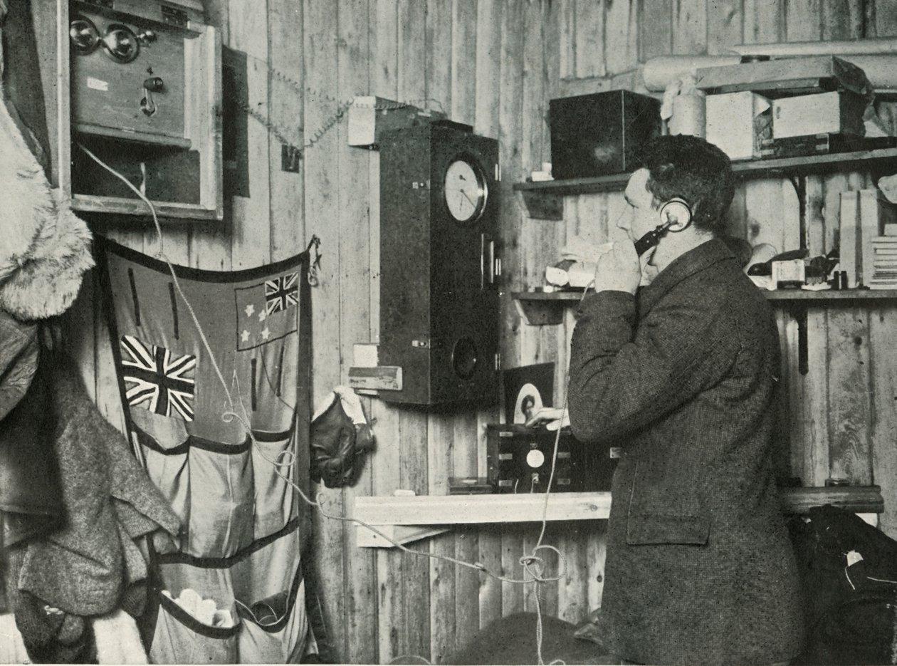 Dr. Simpson i hytten i den anden ende af telefonen Timing af observationen, c1911, 1913 af Herbert Ponting