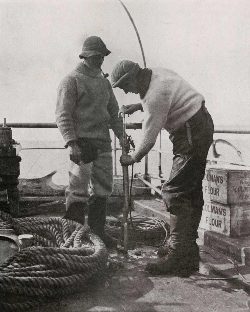 Dr. Wilson og Dr. Atkinson Indlæser Harpunpistolen, c19101913, 1913 af Herbert Ponting