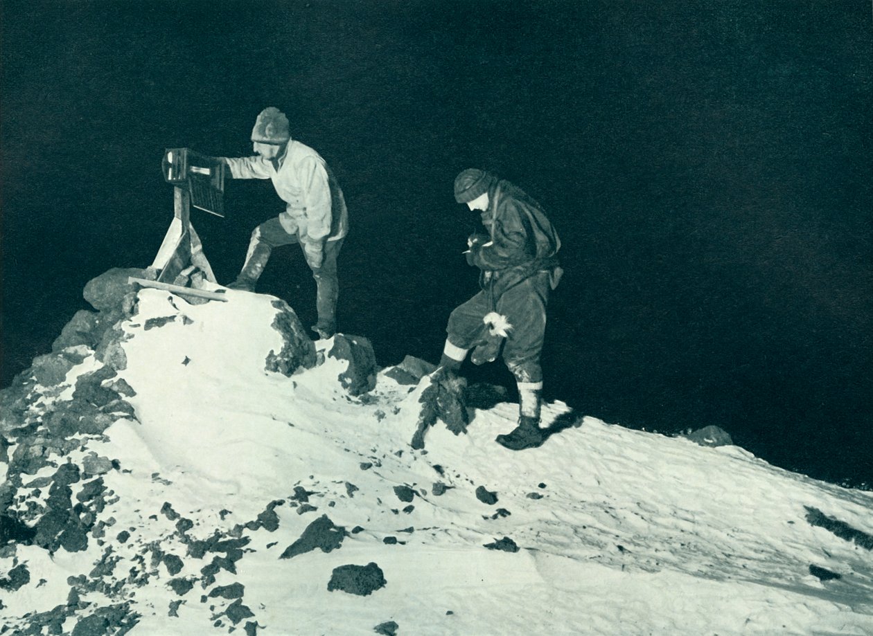 Dr. Wilson og løjt. Bowers læser rampetermometeret, c1911, 1913 af Herbert Ponting