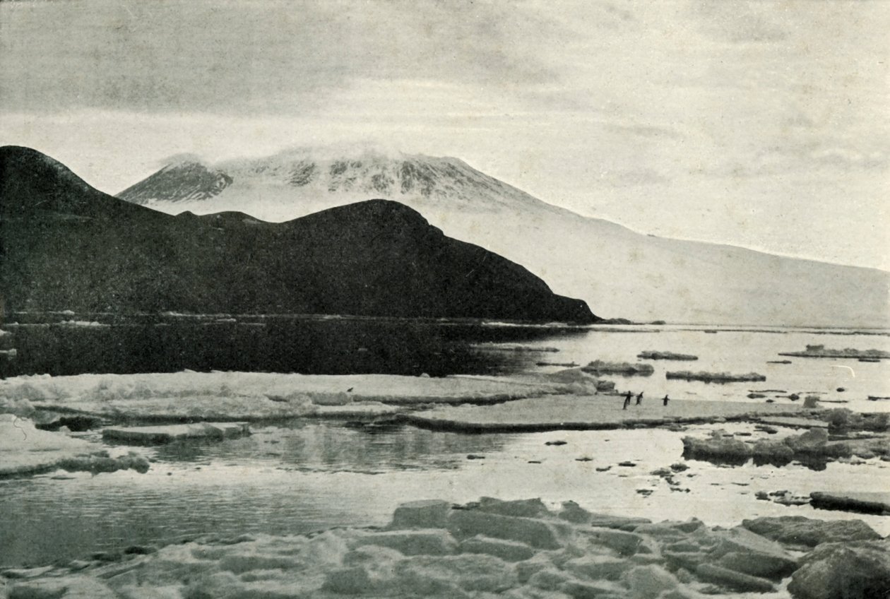 Entering McMurdo Sound - Cape Bird og Mount Erebus, c19101913, 1913 af Herbert Ponting