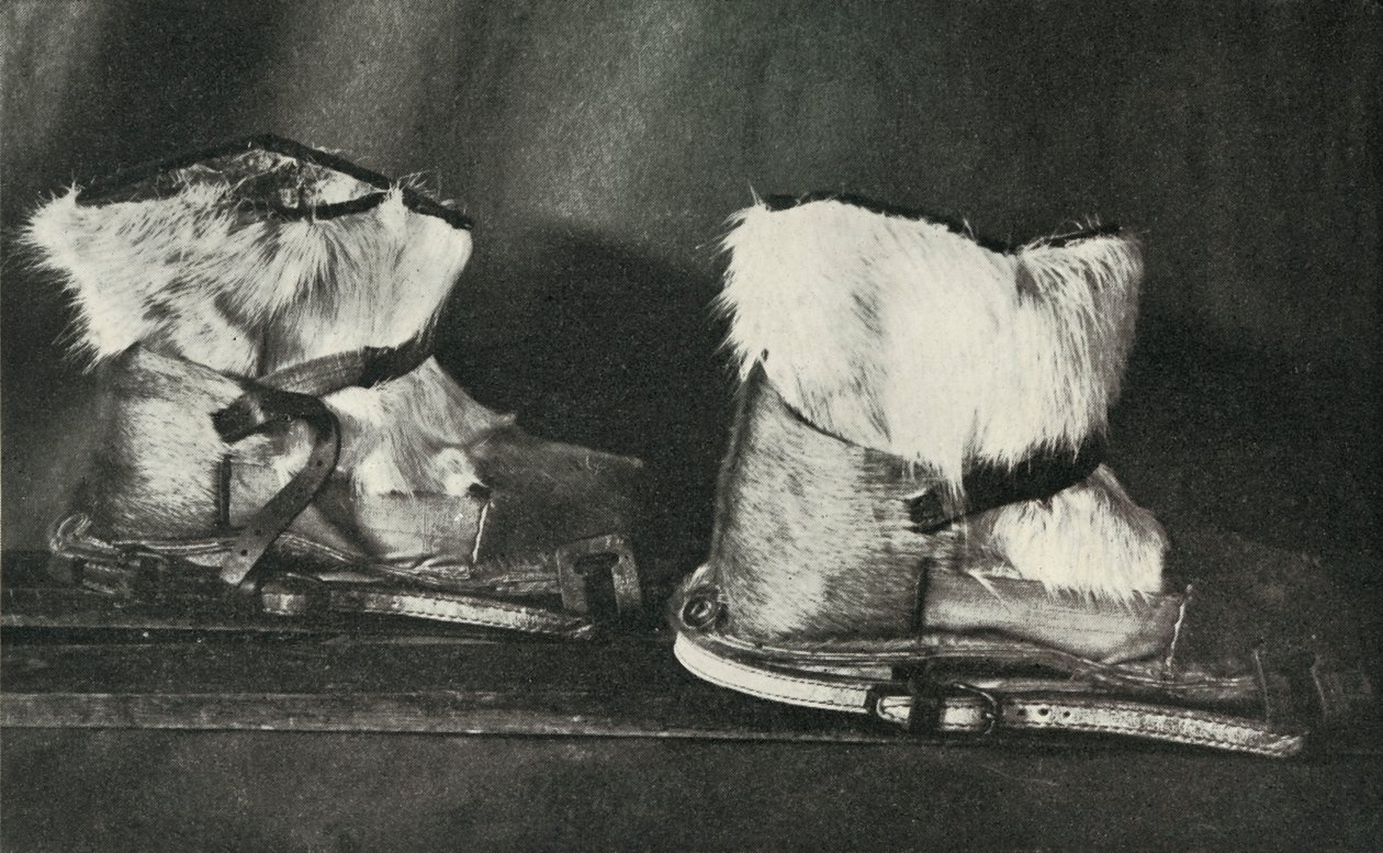 Finnesko udstyret med skiskoene vist ovenfor, c19101913, 1913 af Herbert Ponting