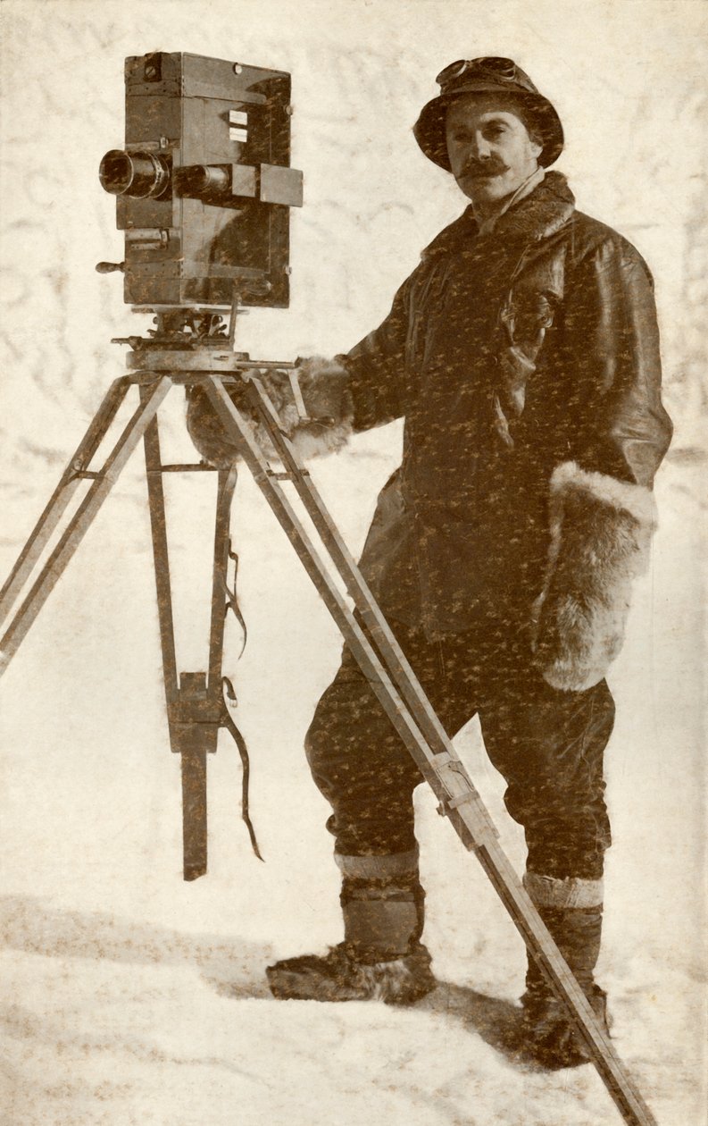 H. G. Ponting og et af hans filmkameraer, januar 1912, 1913. af Herbert Ponting