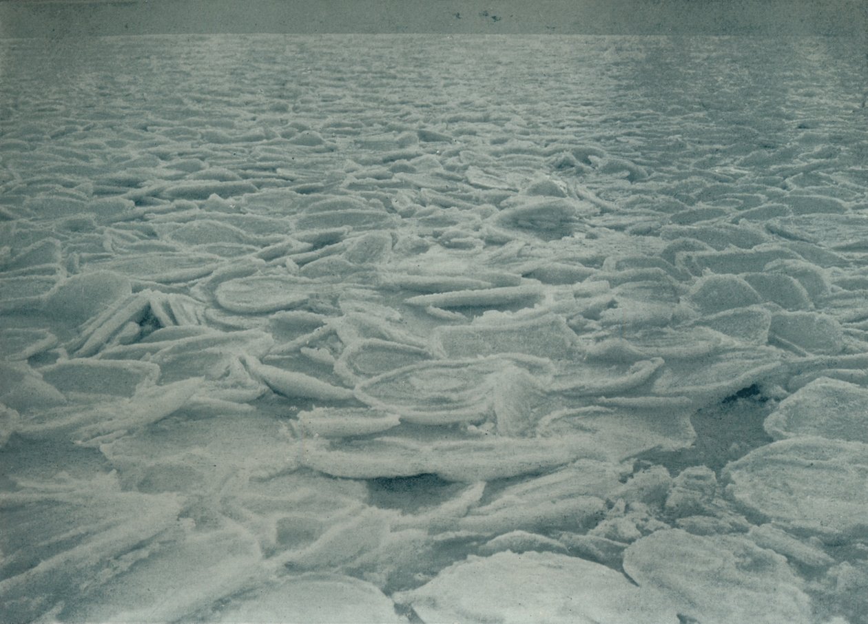 Tung pakke, hvori skibet blev holdt op, 1912, 1913. af Herbert Ponting
