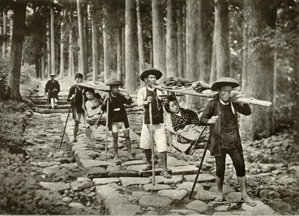 Japanske damer går til helligdommene, Nikko, 1910. af Herbert Ponting