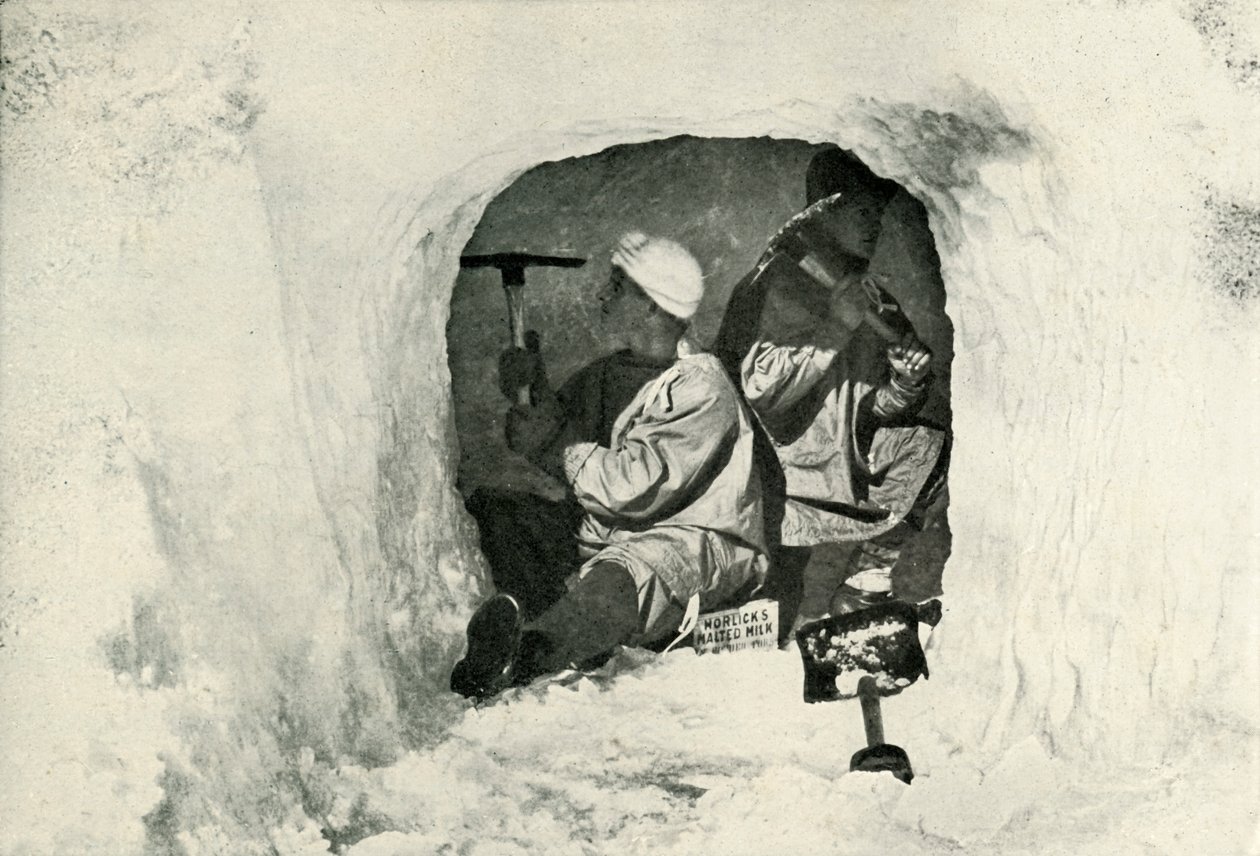 Løjt. Evans og Nelson skærer en hule til køleopbevaring, 12. januar 1911, 1913 af Herbert Ponting