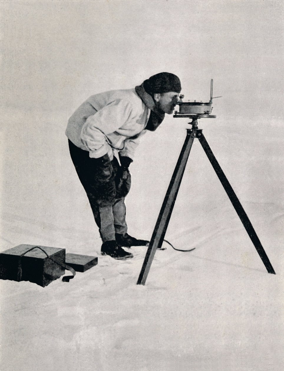 Løjt. Pennell med et prismatisk kompas, december 1910, 1913 af Herbert Ponting