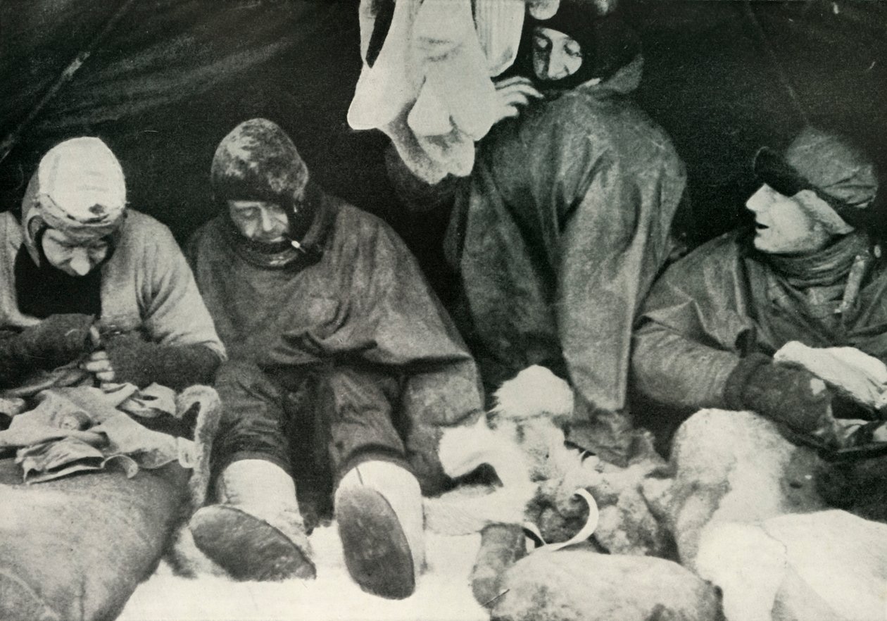 Medlemmer af Polarpartiet kommer ind i deres soveposer, c1911, 1913. af Herbert Ponting