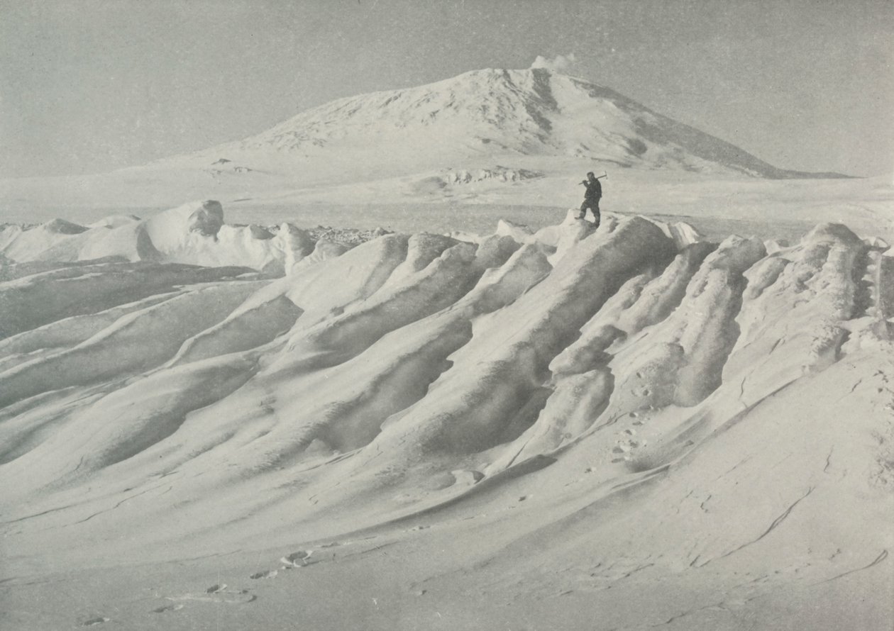 Mount Erebus over et vandslidt isbjerg, oktober 1911, 1913 af Herbert Ponting