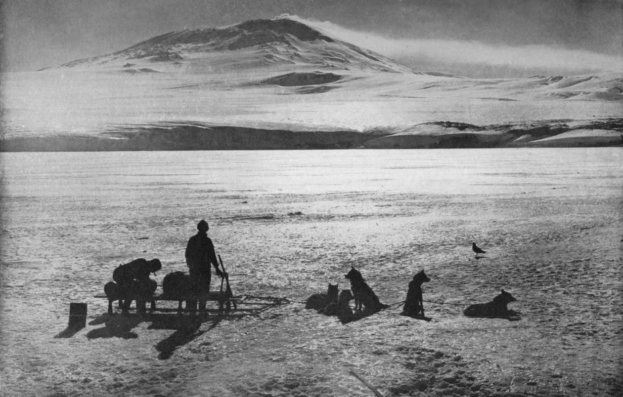 Mount Erebus viser tegn på aktivitet, c1910, 1928 af Herbert Ponting