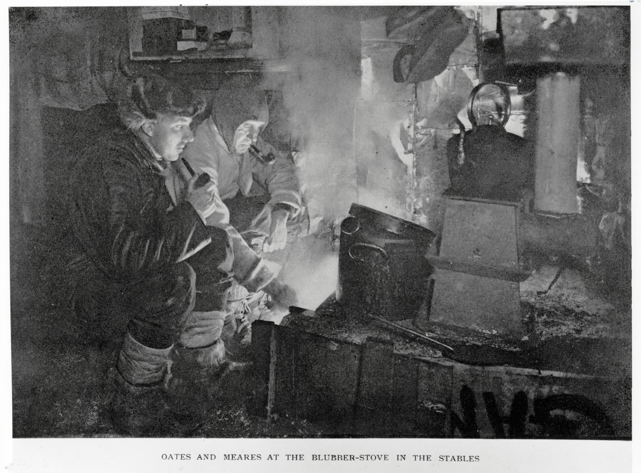 Oates & Meares ved spækovnen i stalden, 1911 af Herbert Ponting