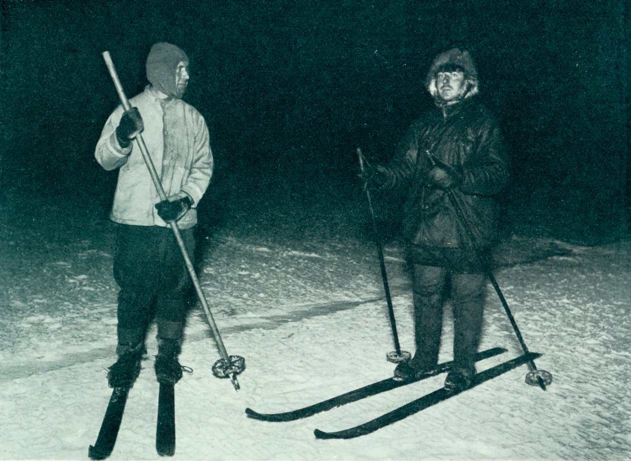 Oates og Meares ude at stå på ski om natten, c1911, 1913 af Herbert Ponting