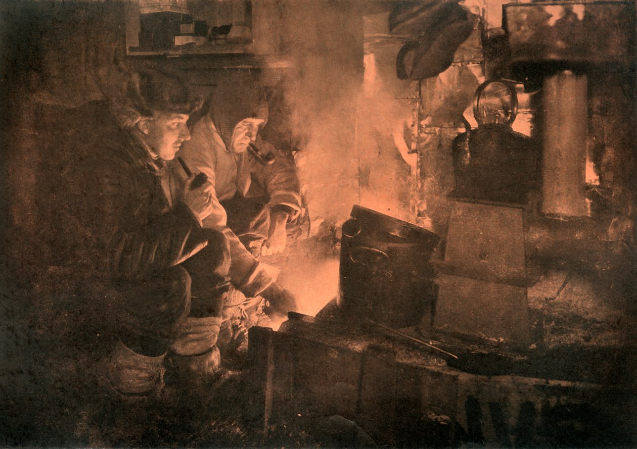 Oates og Meares ved spækkomfuret i staldene, 1911, 1913 af Herbert Ponting