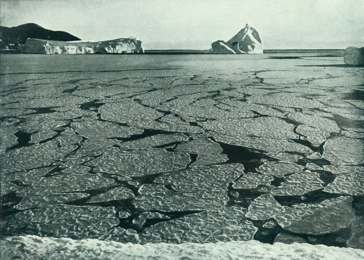 Pandekageis formes til flager ud for Cape Evans, c19101913, 1913. af Herbert Ponting