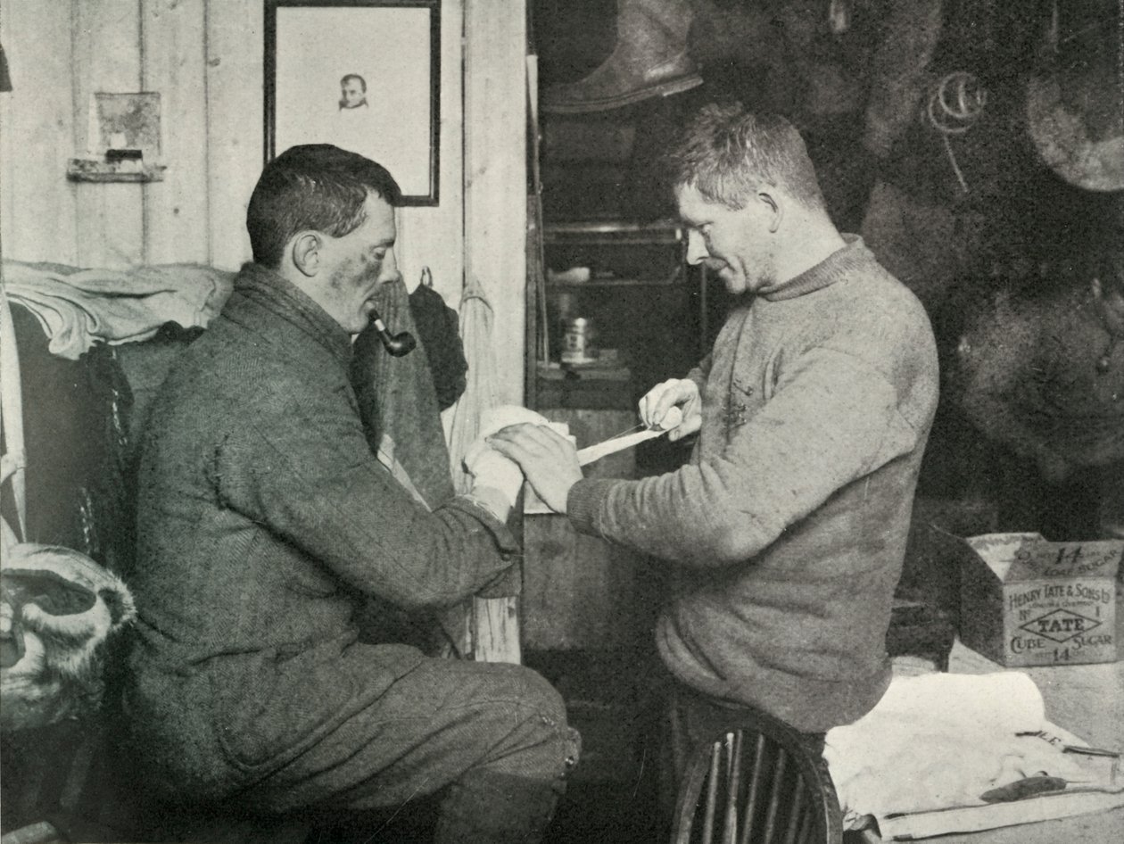 Underofficer Evans binder Dr. Atkinsons Hand, 5. juli 1911, 1913 af Herbert Ponting