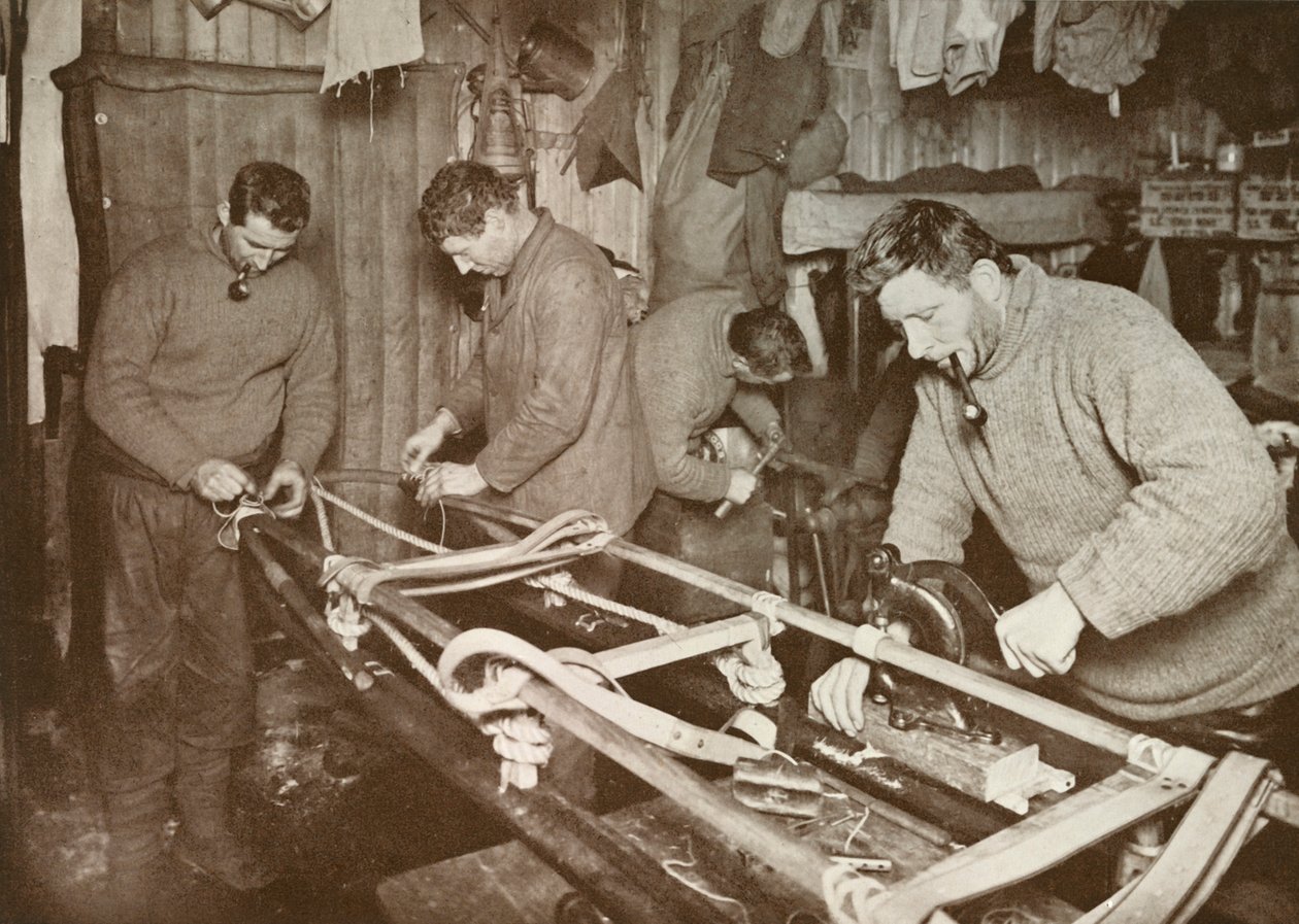 Klargøring af slæder til Polar Journey Crean, Forde, Lashly, P.O. Evans, c1911, 1913. af Herbert Ponting