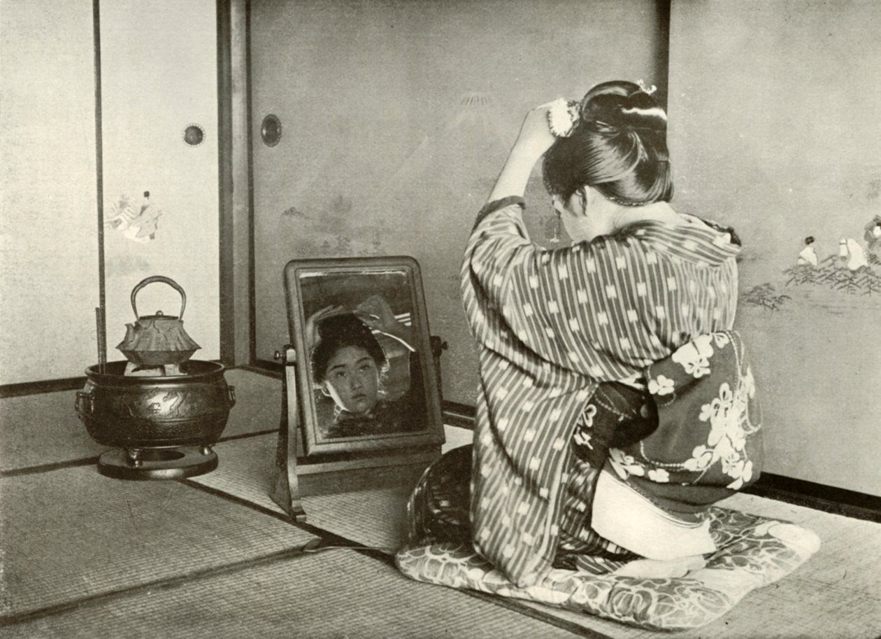 Prinking Up for the Day, 1910. af Herbert Ponting