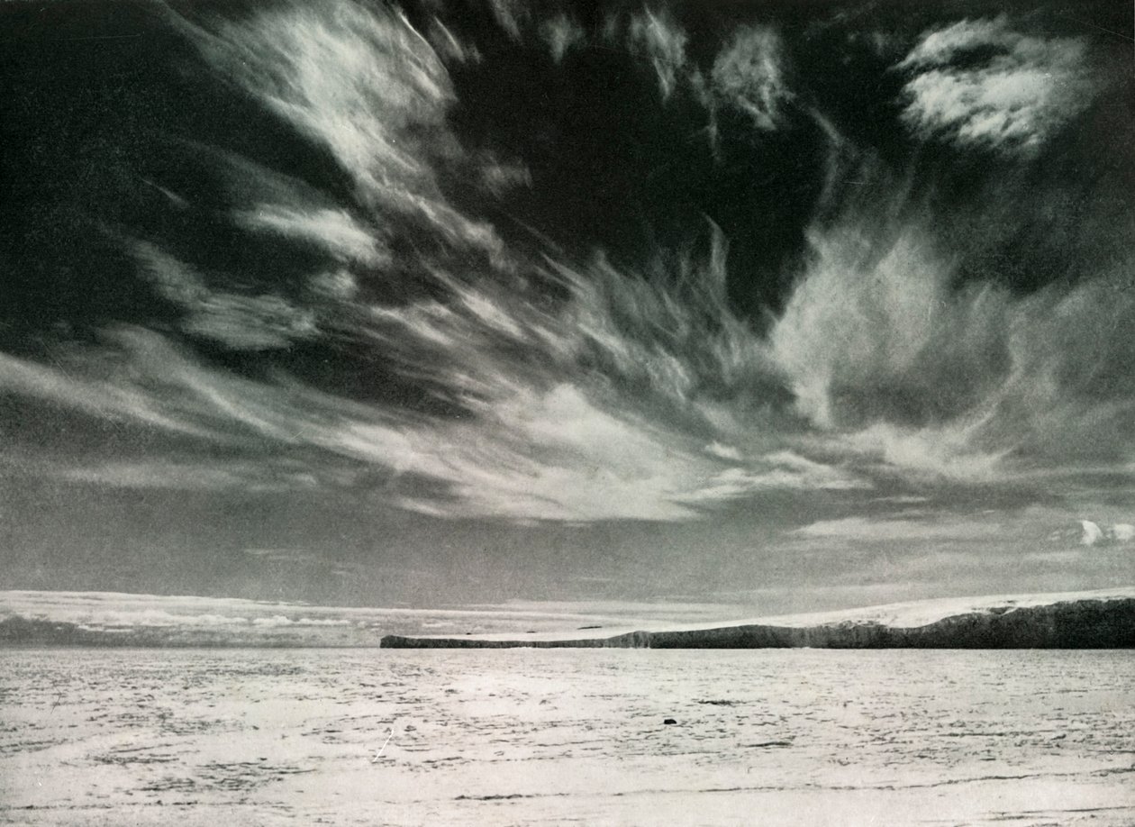 Bemærkelsesværdige Cirrus-skyer over Barne-gletsjeren, 19. december 1911, 1913 af Herbert Ponting