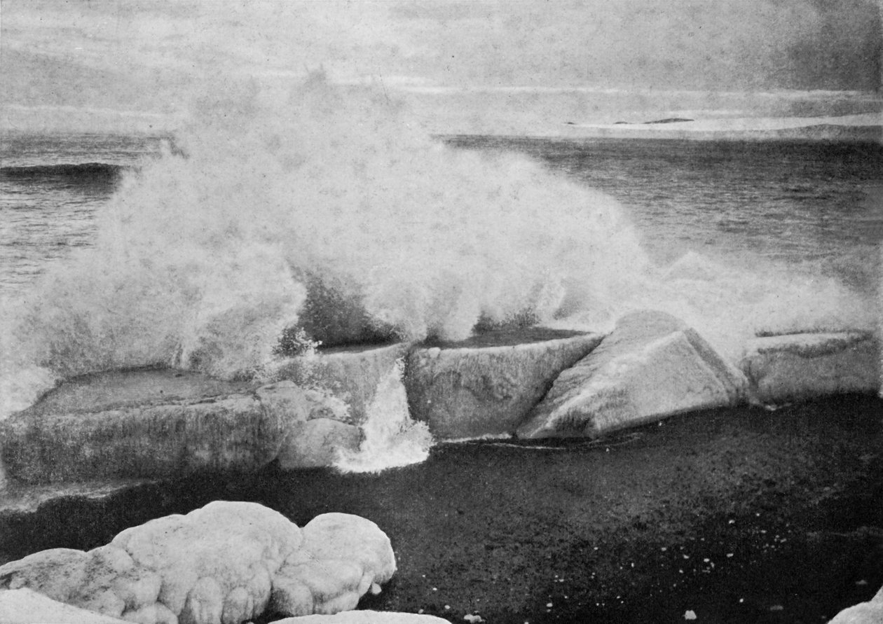 Surf Breaking Against Stranded Ice ved Cape Evans, c19101913, 1913 af Herbert Ponting
