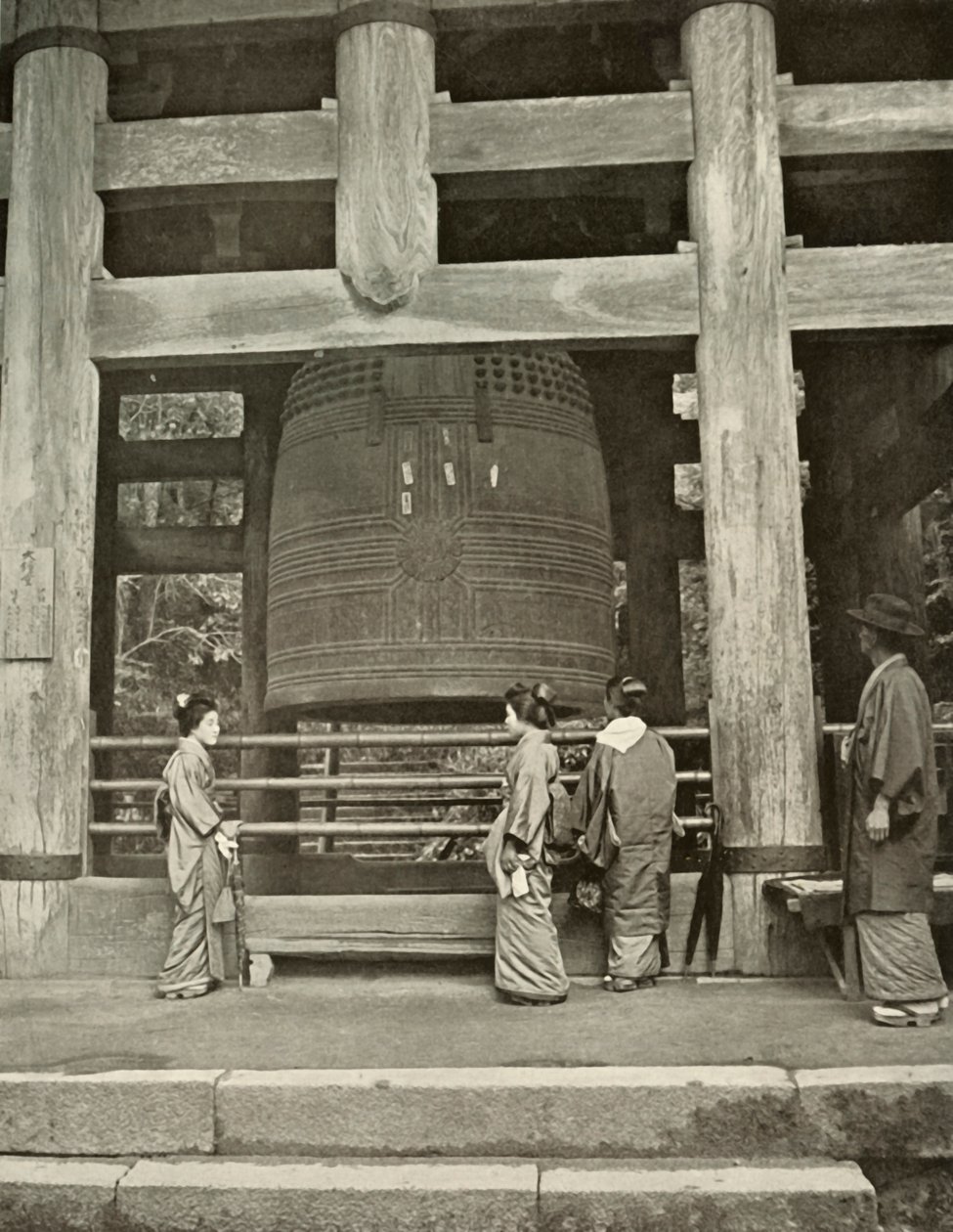 Den store klokke ved Chio-In-templet, 1910. af Herbert Ponting