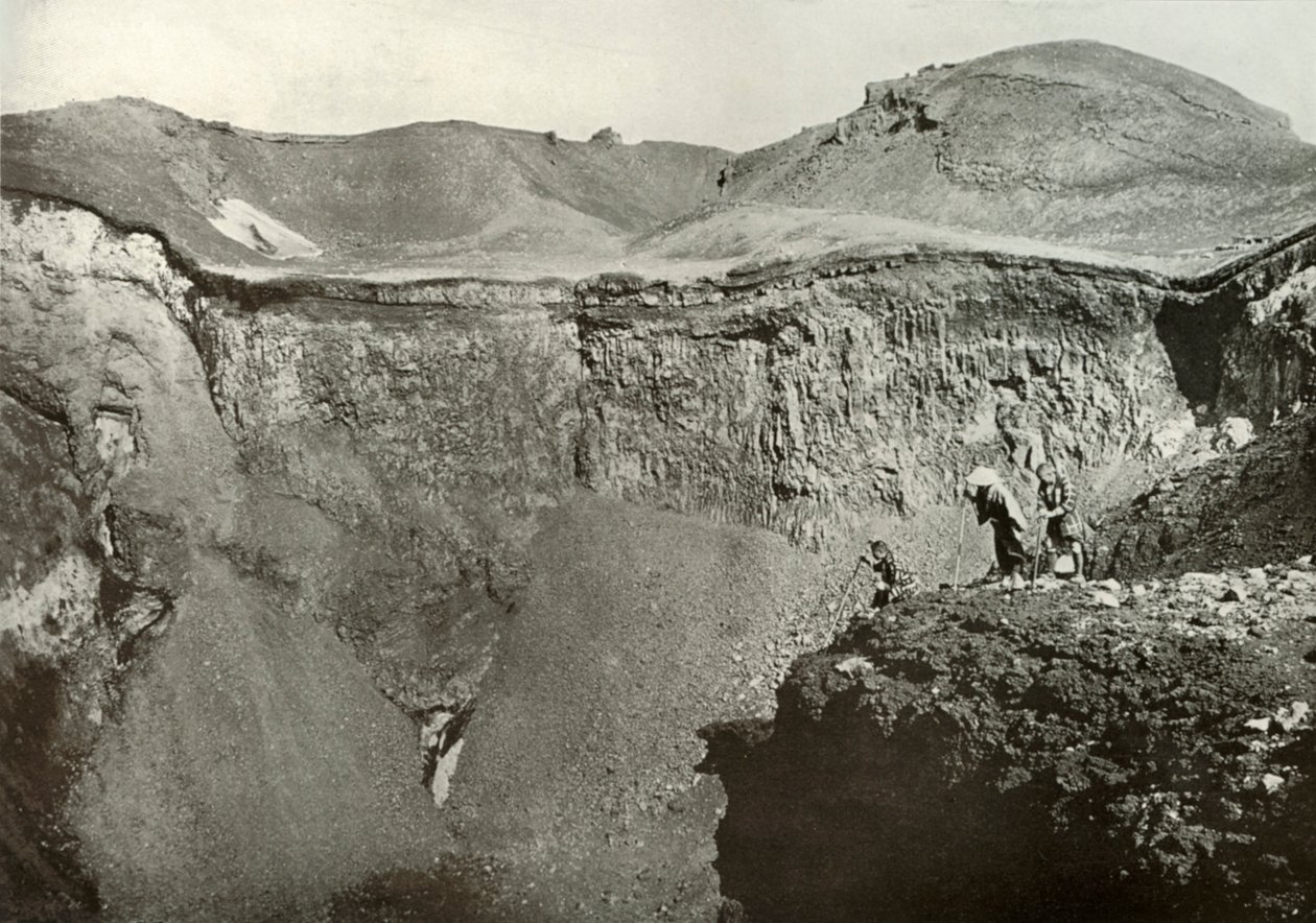 Det hellige krater i Fuji-San, 1910. af Herbert Ponting