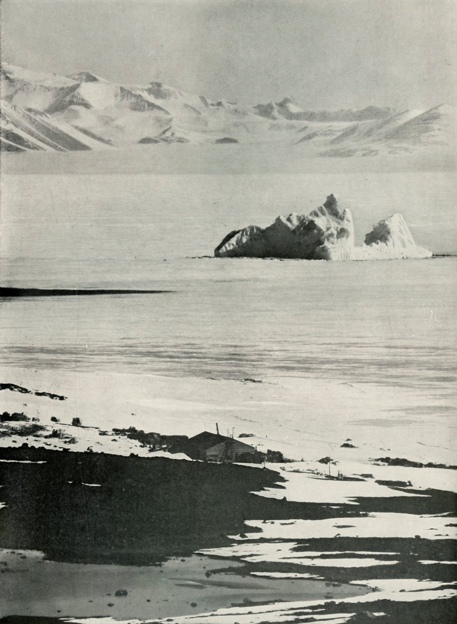 Hytten og de vestlige bjerge fra toppen af rampen, c19101913, 1913. af Herbert Ponting
