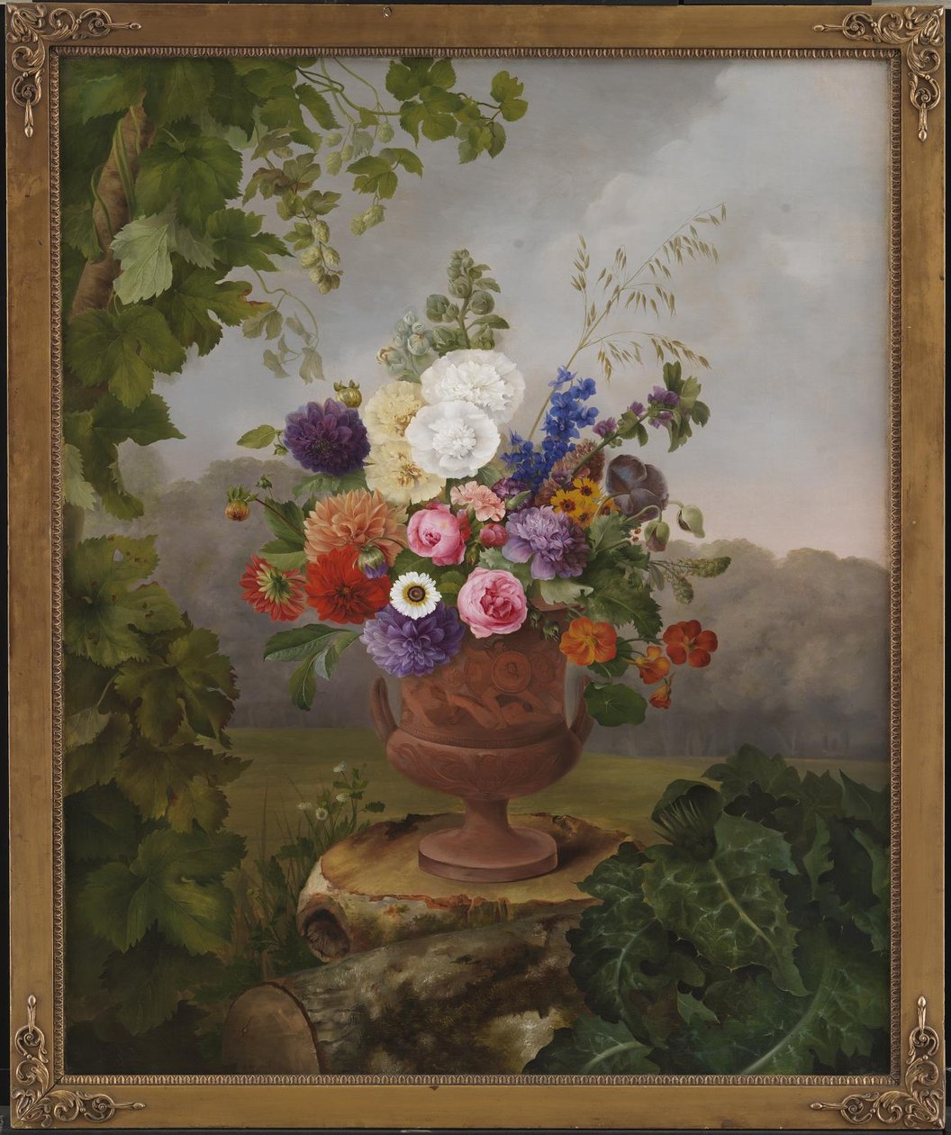Vase i græsk stil med blomster, stående på en træstub af Hermania Neergaard