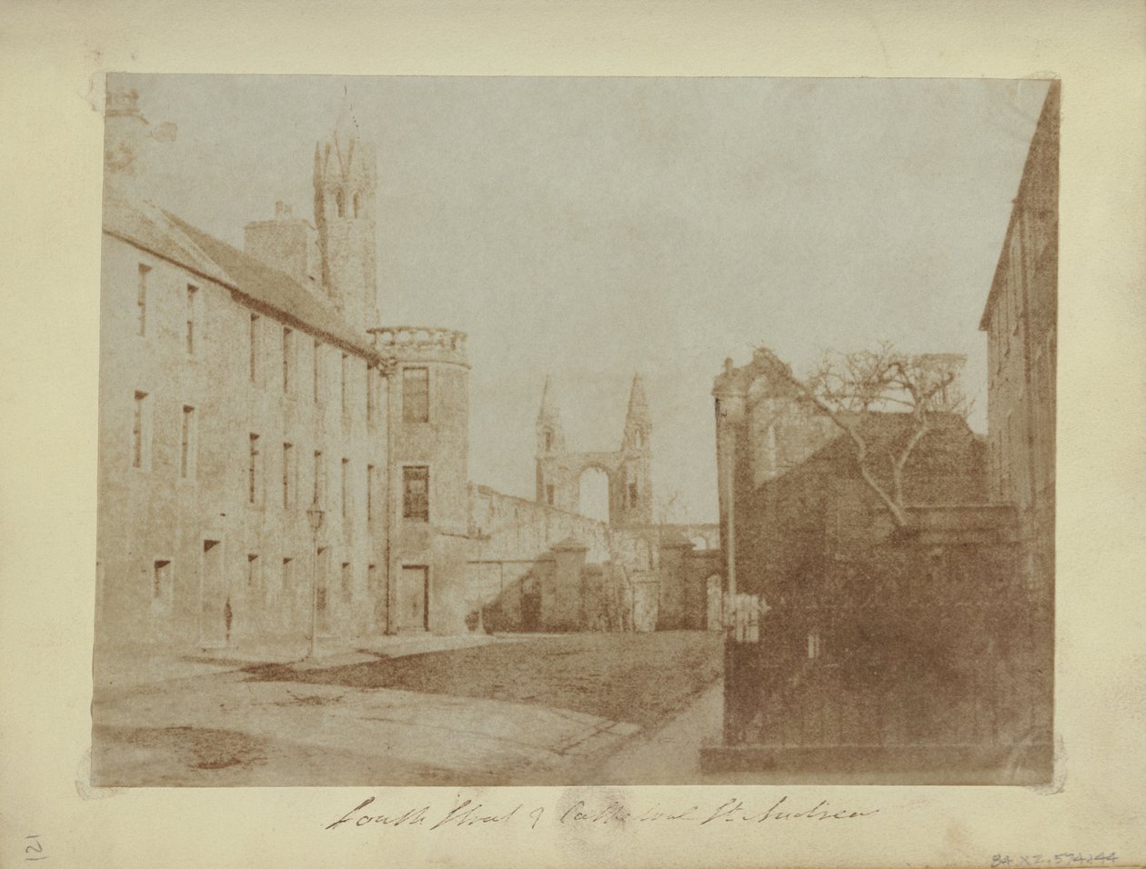 East End of South Street, St. Andrews, med katedralruinerne i det fjerne. af Hill and Adamson