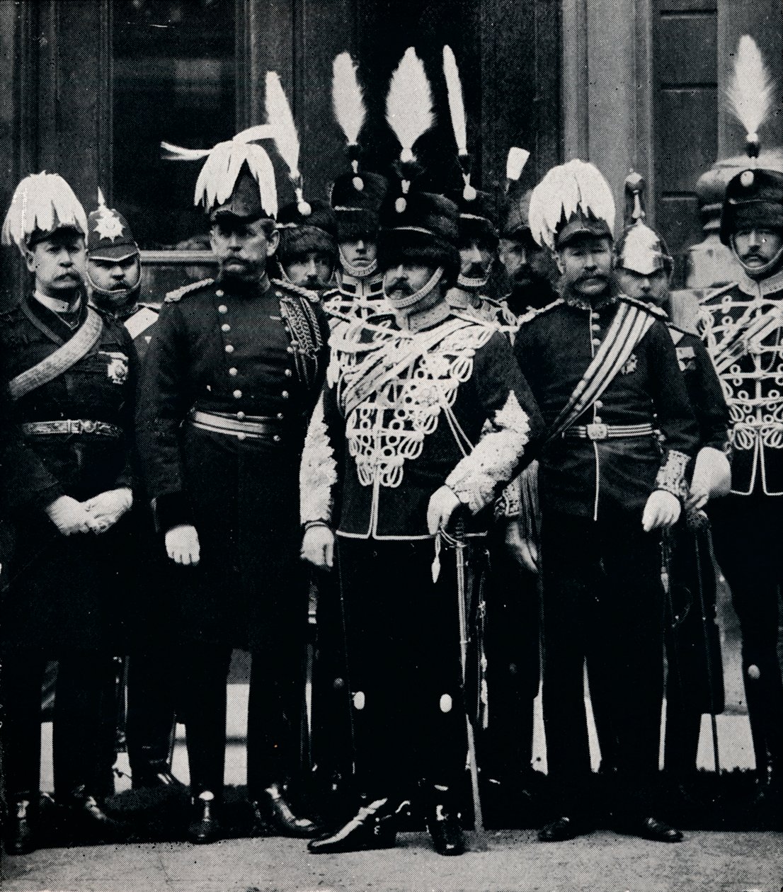 Den fremtidige kong Edward VII og officerer fra Queen