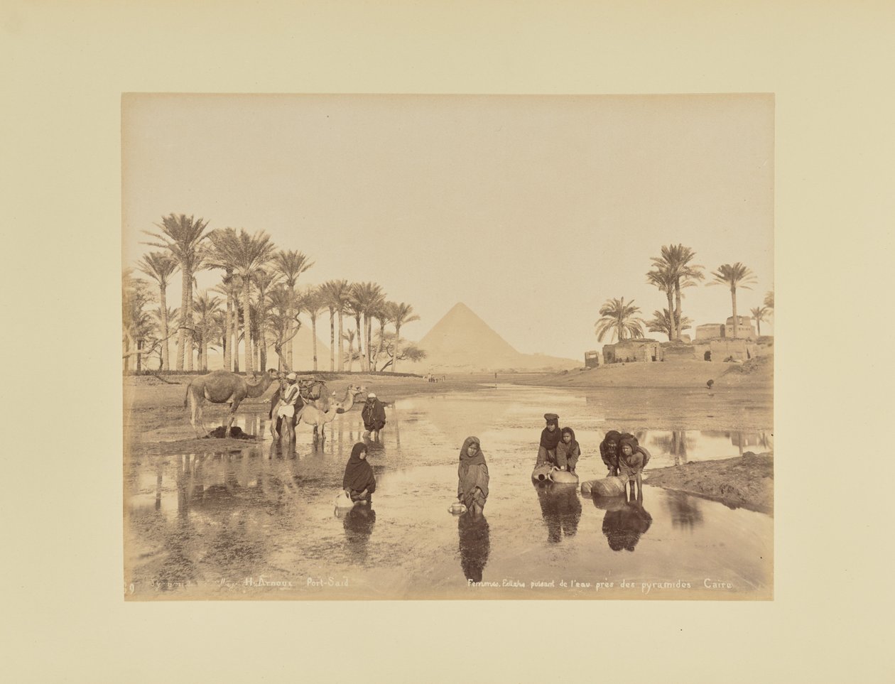 Kvinder, Fellahs, der henter vand nær pyramiderne, Cairo af Hippolyte Arnoux