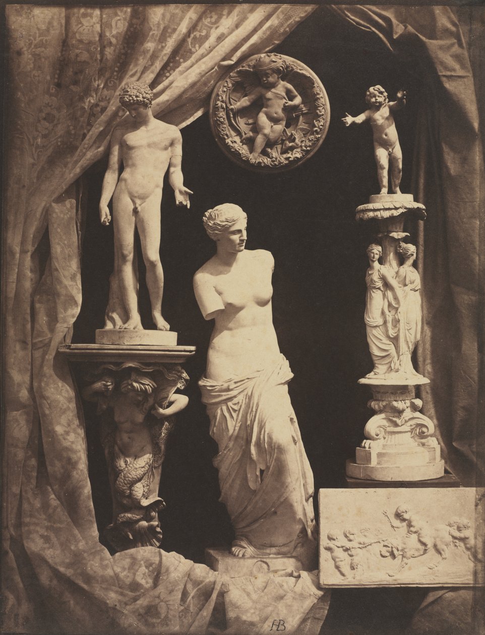 Stilleben med statuer og draperi af Hippolyte Bayard