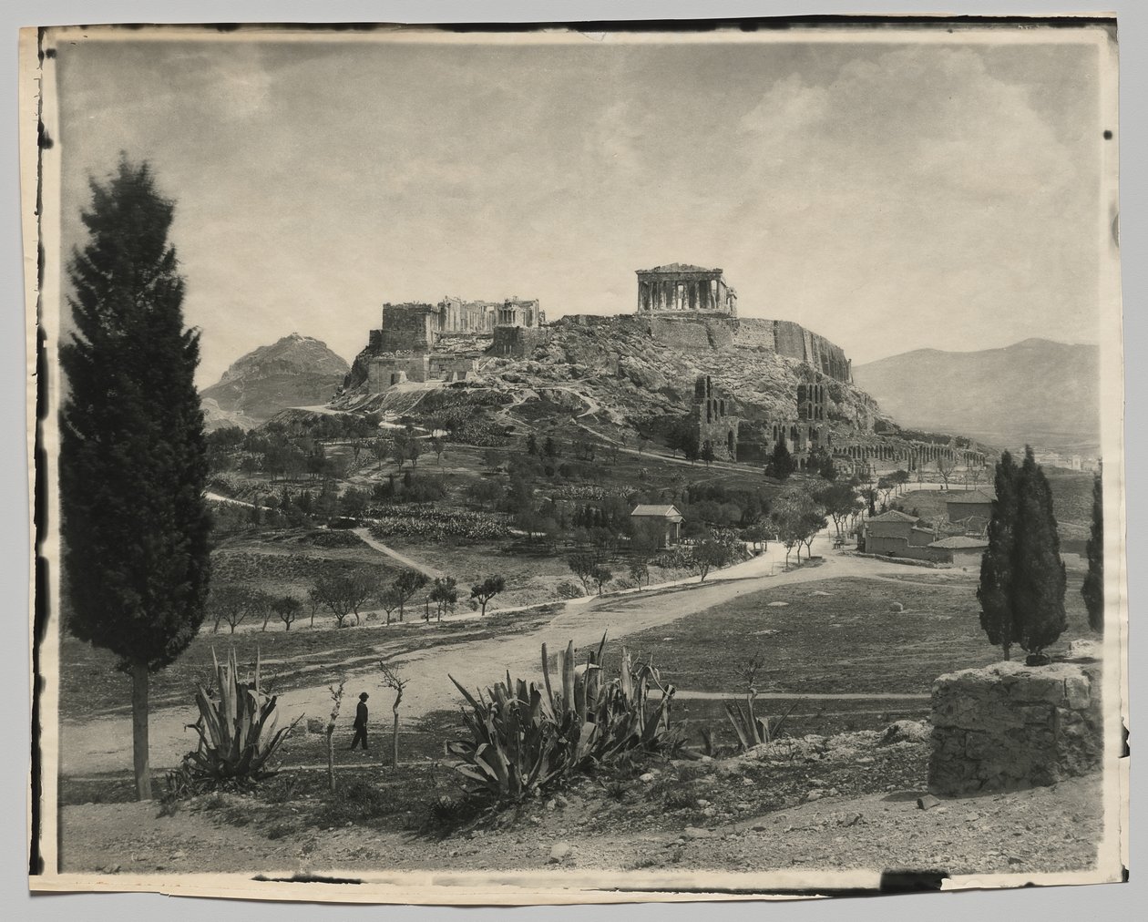 Udsigt over Akropolis (vandrende mand i forgrunden) af Hippolyte Petitjean