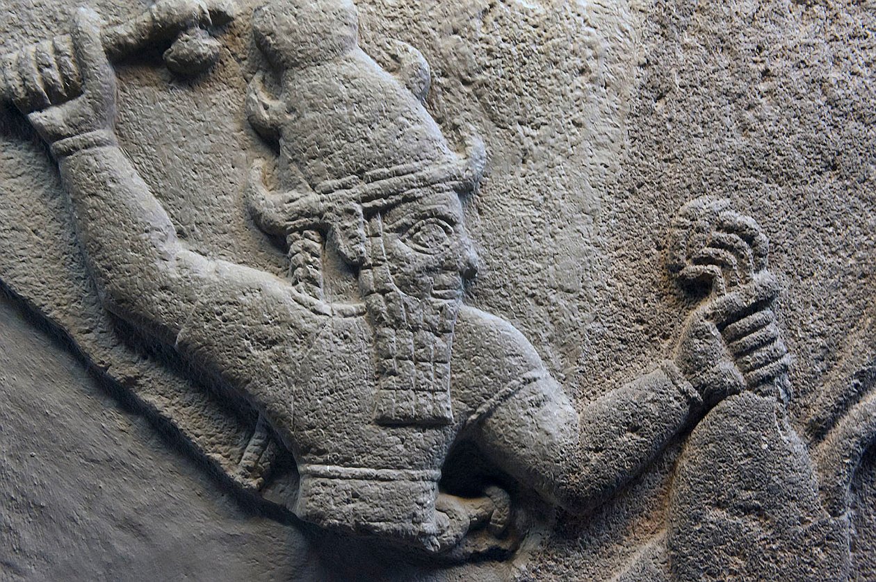 Detalje af en stormgud stele basalt af Hittite