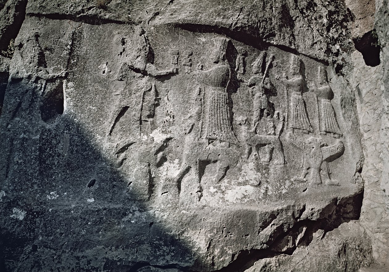 Detalje af relieffer fra kammer A, der viser det mystiske ægteskab mellem stormguden Teshub og jordmodergudinden Hepat foto af Hittite