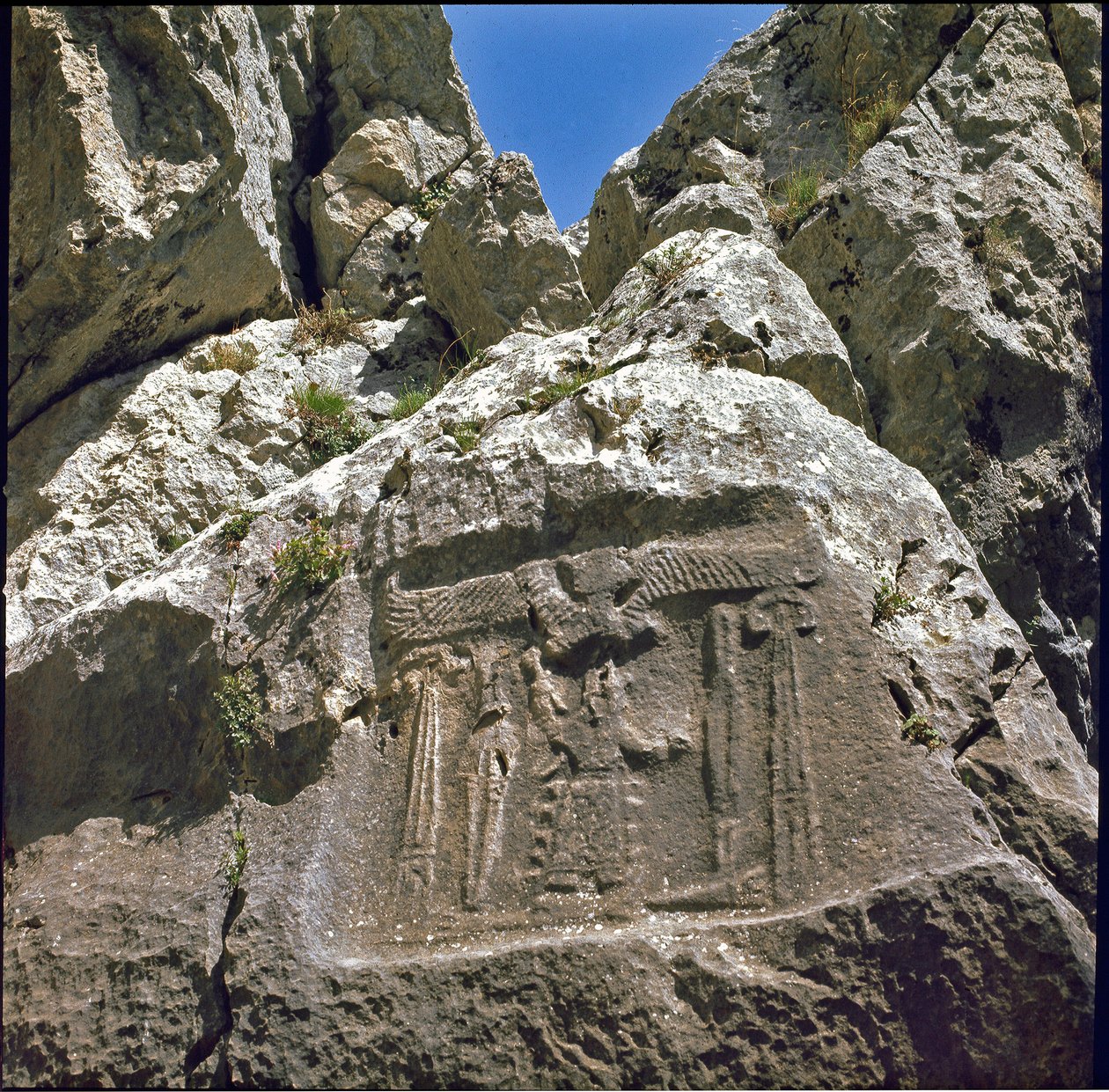 Lavt relief med en karakter under et ailee-væsen. omkring 1250-1220 f.Kr. af Hittite