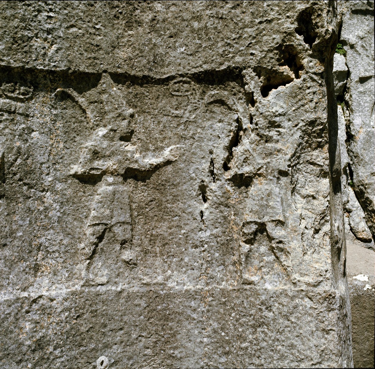 Lavt relief med to tegn. Omkring 1250-1220 f.Kr. af Hittite