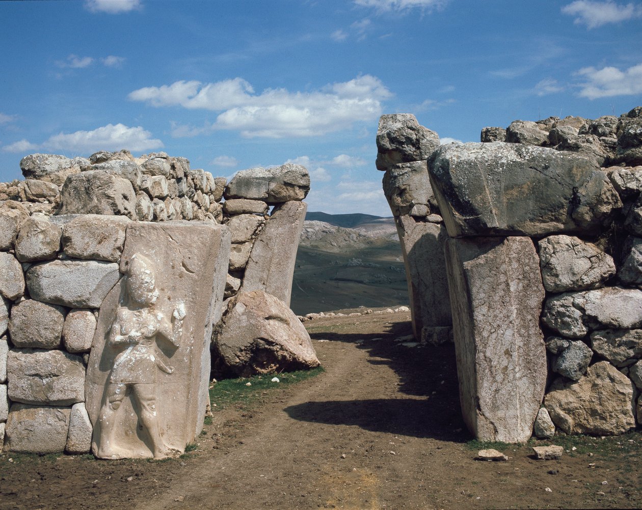 Kongens port, med nederste relief til venstre, der repræsenterer krigsguden af Hittite Hittite