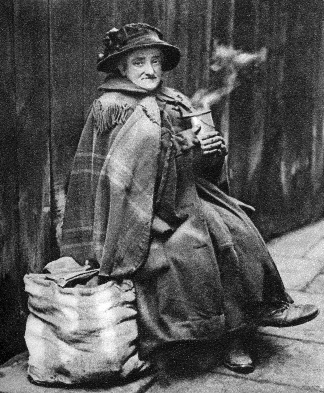 Gammel kvinde, bag på Fleet Street, London, 1926-1927 af Hoppe