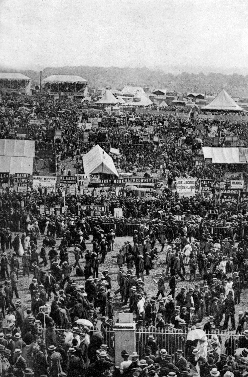 Crowds on Derby Day, Epsom Downs, Surrey, c1922 af Horace Walter Nicholls