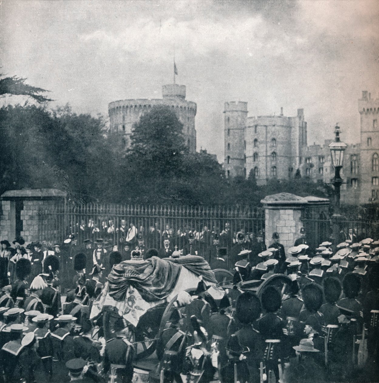 Kong Edward VIIs ligvogn bliver trukket ind på grunden af Windsor Castle, 1910 1911 af Horace Walter Nicholls
